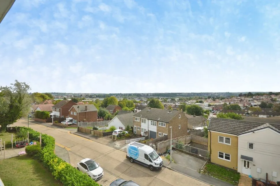 Humber Crescent, Rochester, Kent, ME2, photo 3