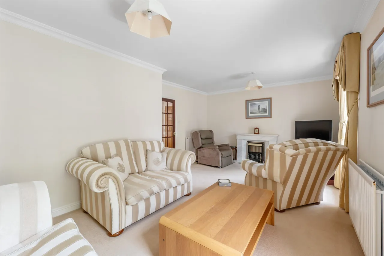 8A Southwood Place, Rosemount Avenue, Newton Mearns, photo 4