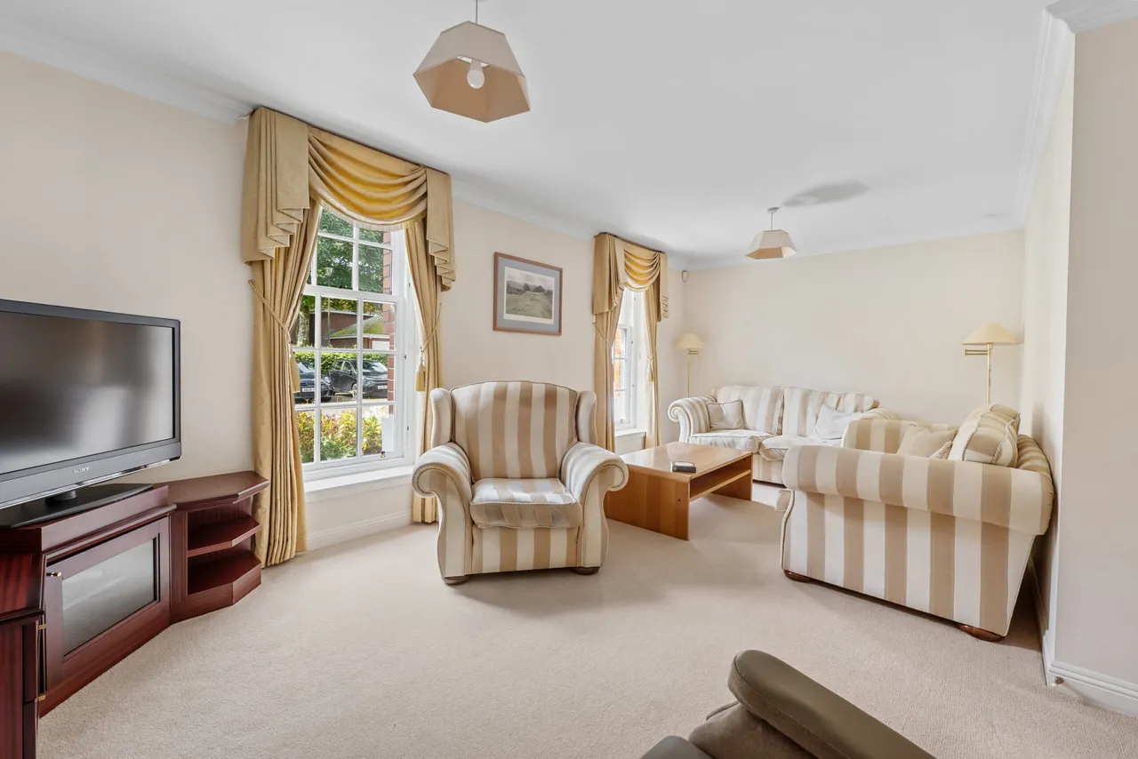 8A Southwood Place, Rosemount Avenue, Newton Mearns, photo 3