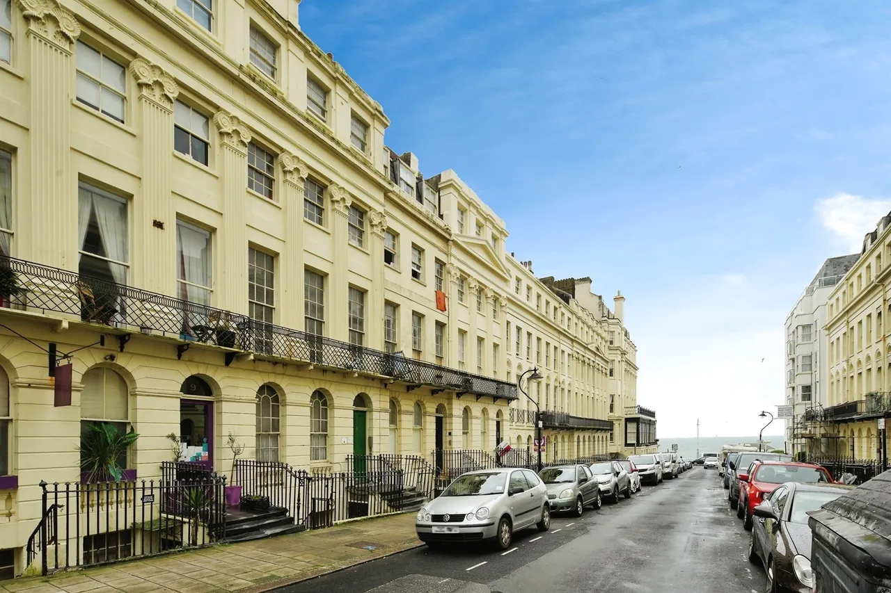 1 bed flat for sale — Oriental Place, Brighton