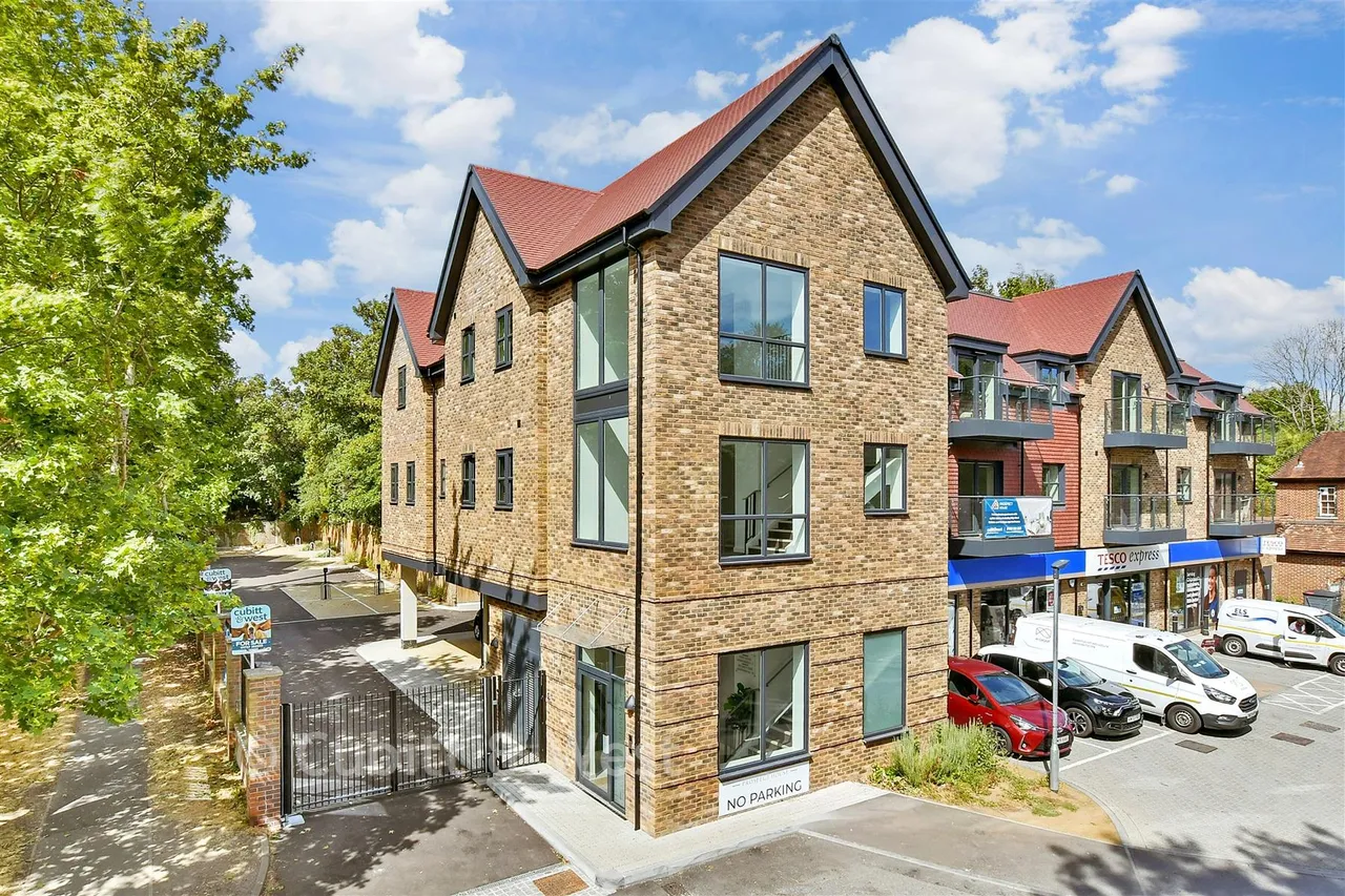 2 bed flat for sale, Outwood Lane, Chipstead, CR5