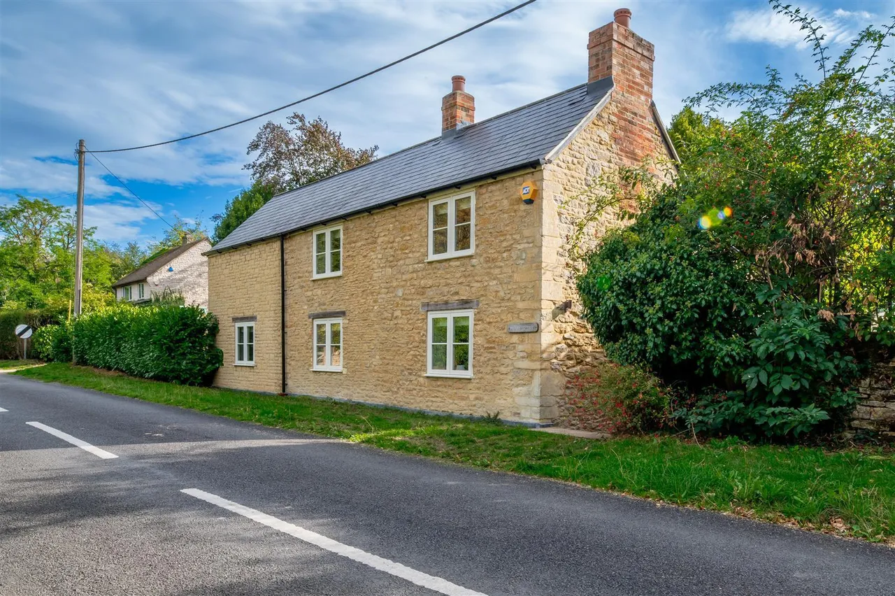 3 bed house for sale, Weston Road, Bletchingdon, OX5