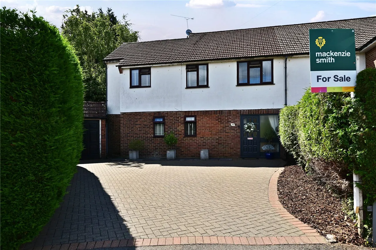 3 bed house for sale — Heron Close, Mytchett, Camberley, Surrey, GU16 6JH