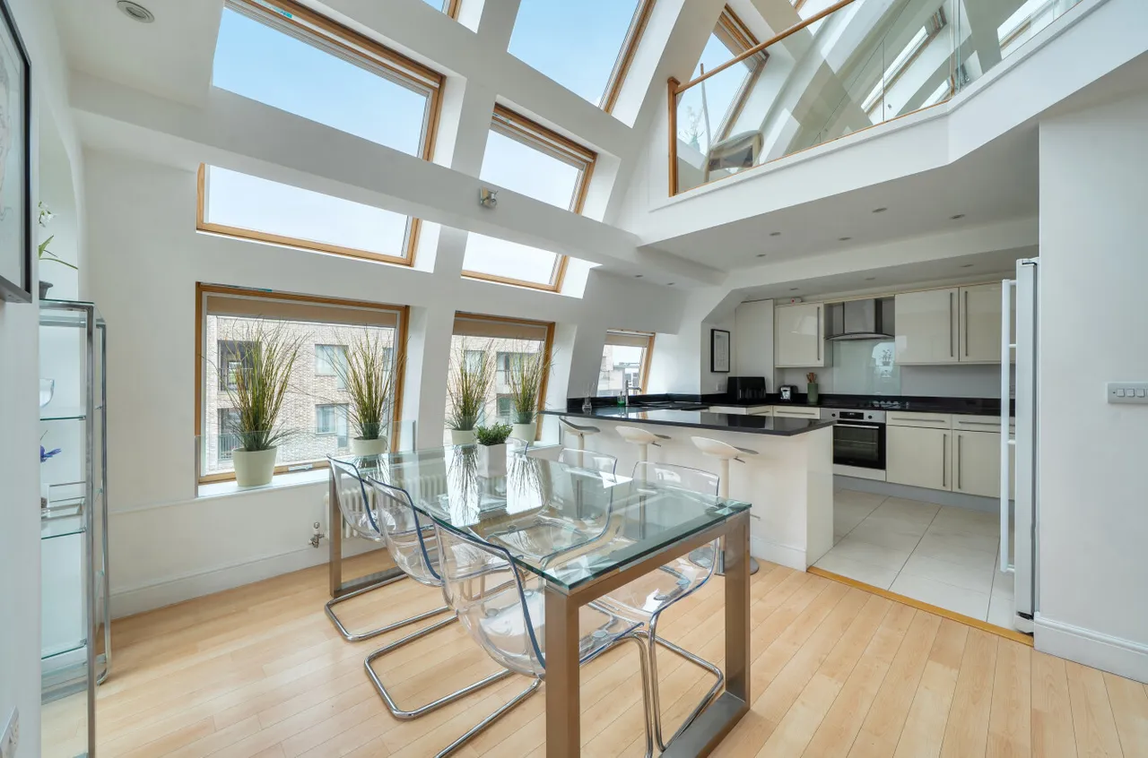 2 bed flat for sale, London