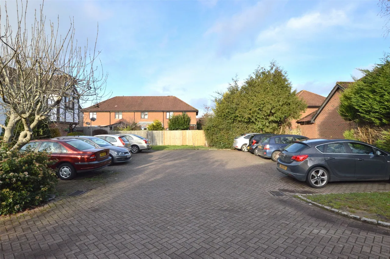 Russet Close, Horley, RH6 9GE, photo 9