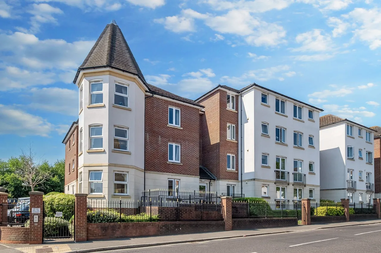 2 bed flat for sale — Kingsley Court, Aldershot, GU11