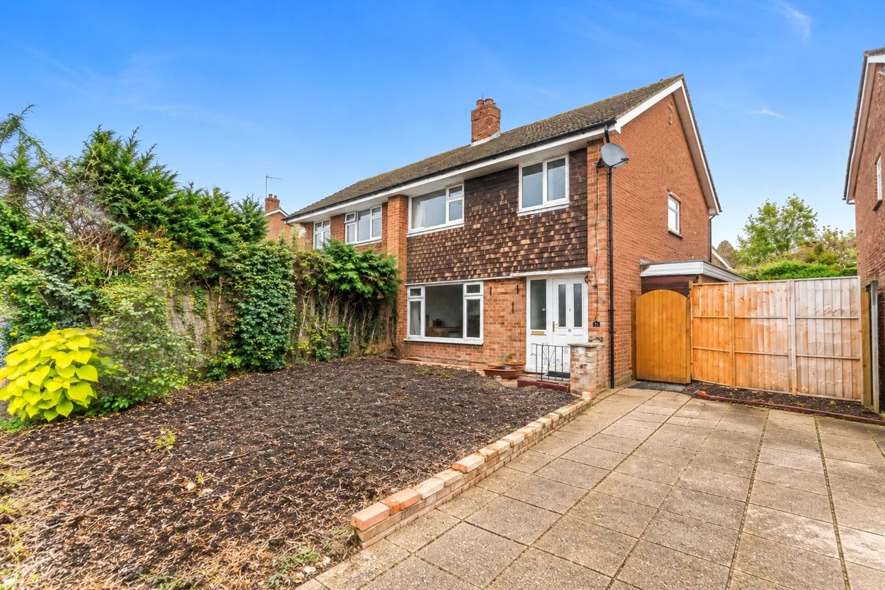 3 bed house for sale, Pilgrims Way, Bisley, GU24