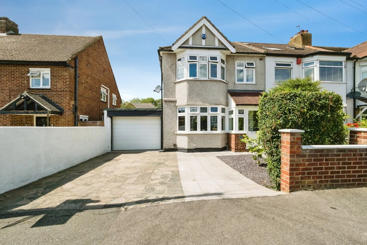3 bed house for sale — Cheviot Road, Hornchurch, RM11