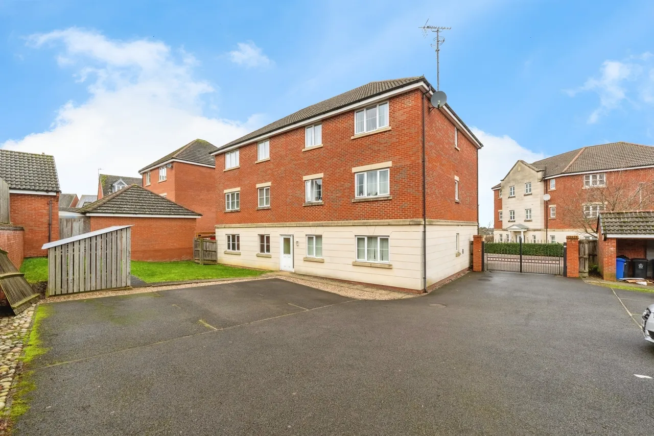 2 bed flat for sale — Carty Road, Hamilton, LEICESTER