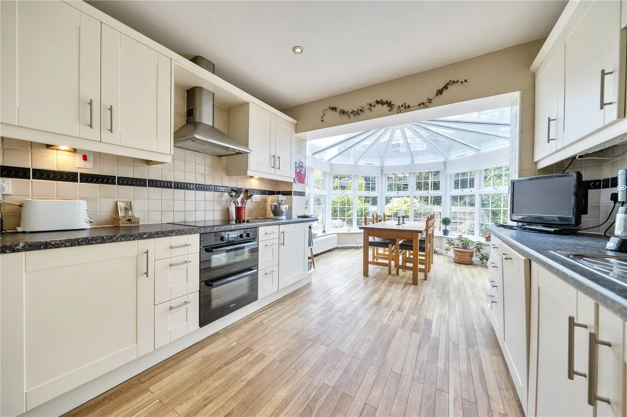 Springfield Avenue, Hartley Wintney, Hampshire, RG27 8SF, photo 4
