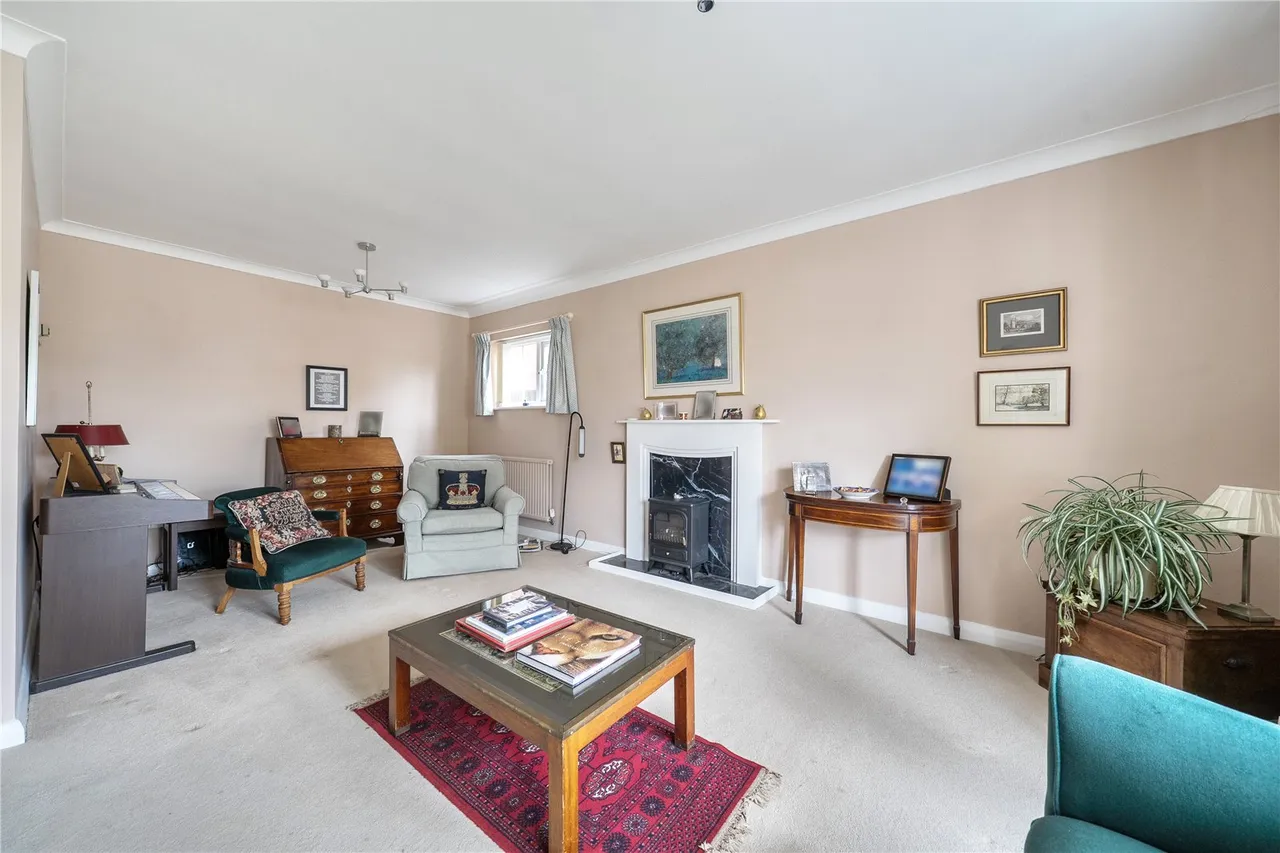 Springfield Avenue, Hartley Wintney, Hampshire, RG27 8SF, photo 2