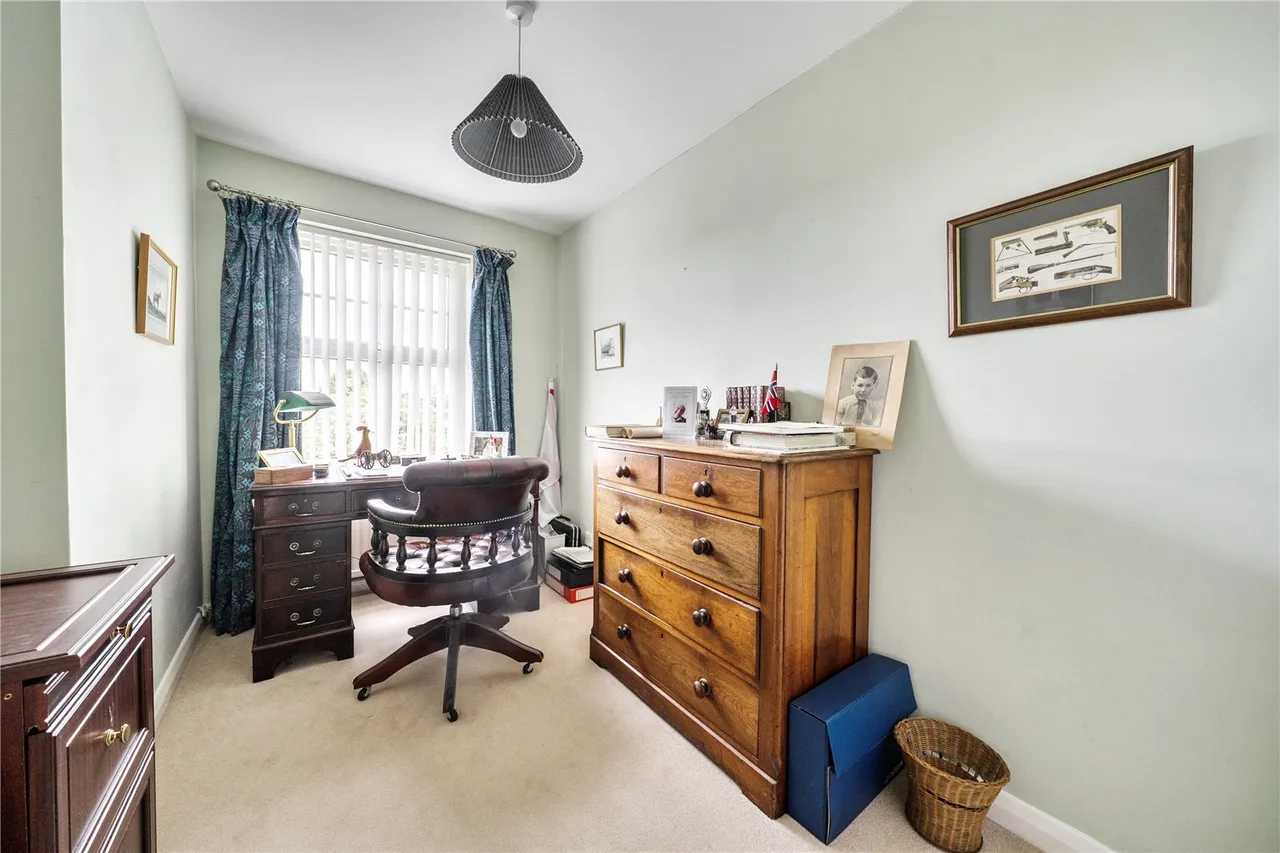 Springfield Avenue, Hartley Wintney, Hampshire, RG27 8SF, photo 8