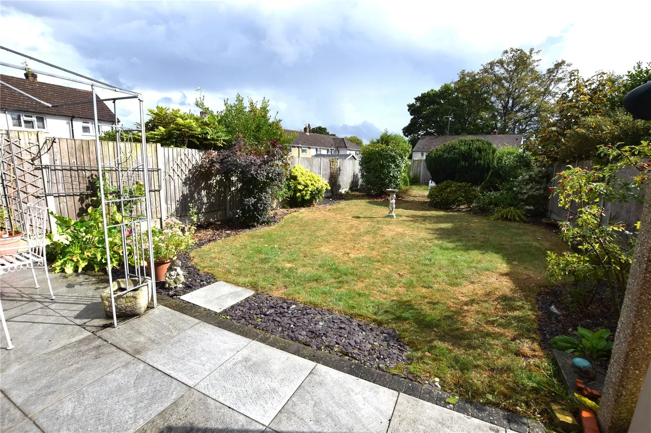 Perring Avenue, Farnborough, Hampshire, GU14 9DA, photo 2