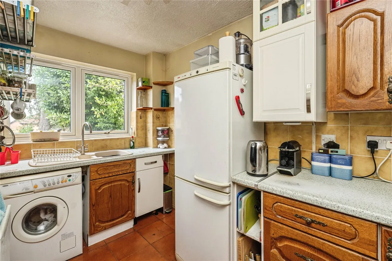 Hawkesworth Drive, Bagshot, Surrey, GU19 5QZ, photo 4