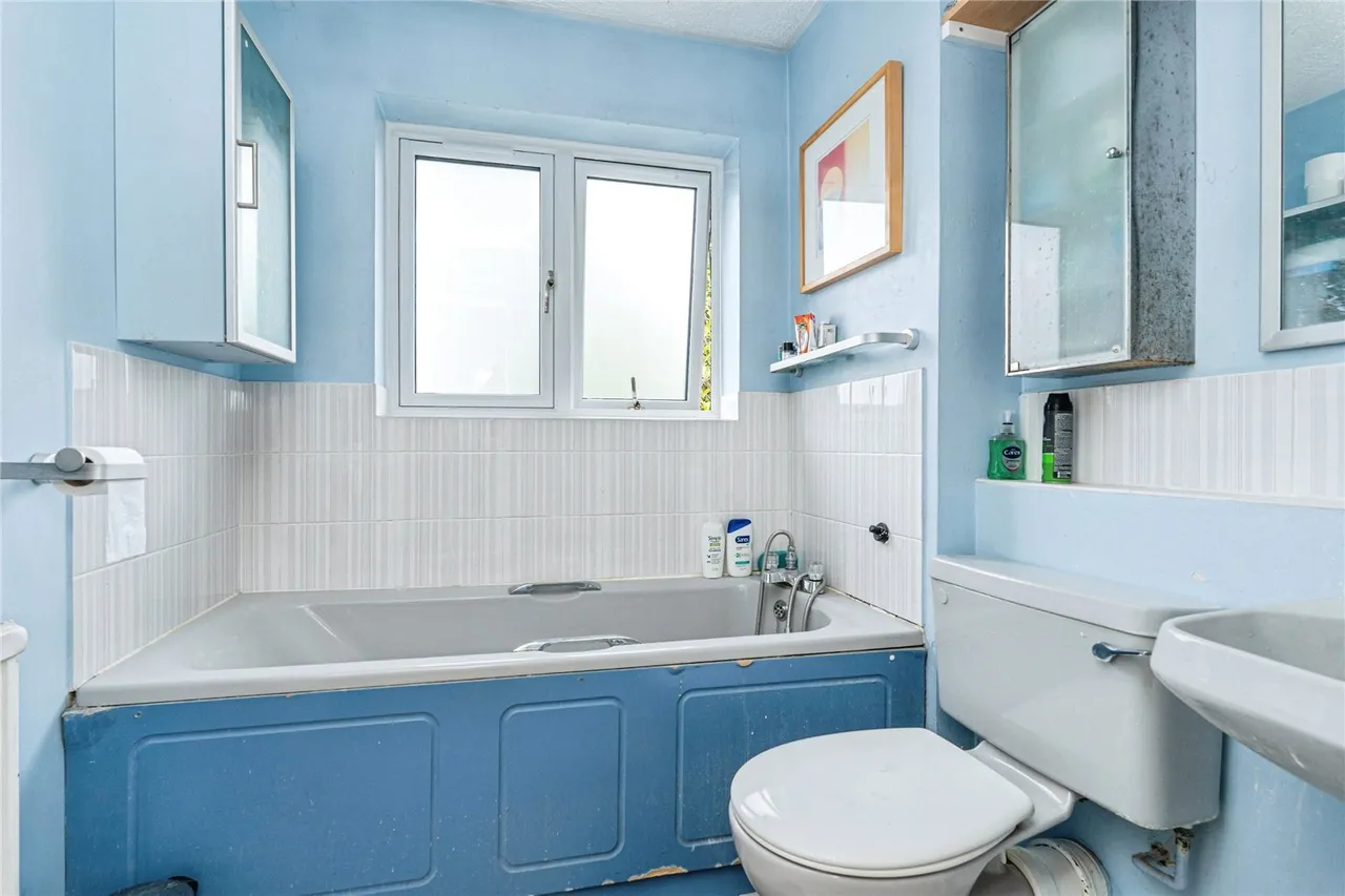 Hawkesworth Drive, Bagshot, Surrey, GU19 5QZ, photo 8