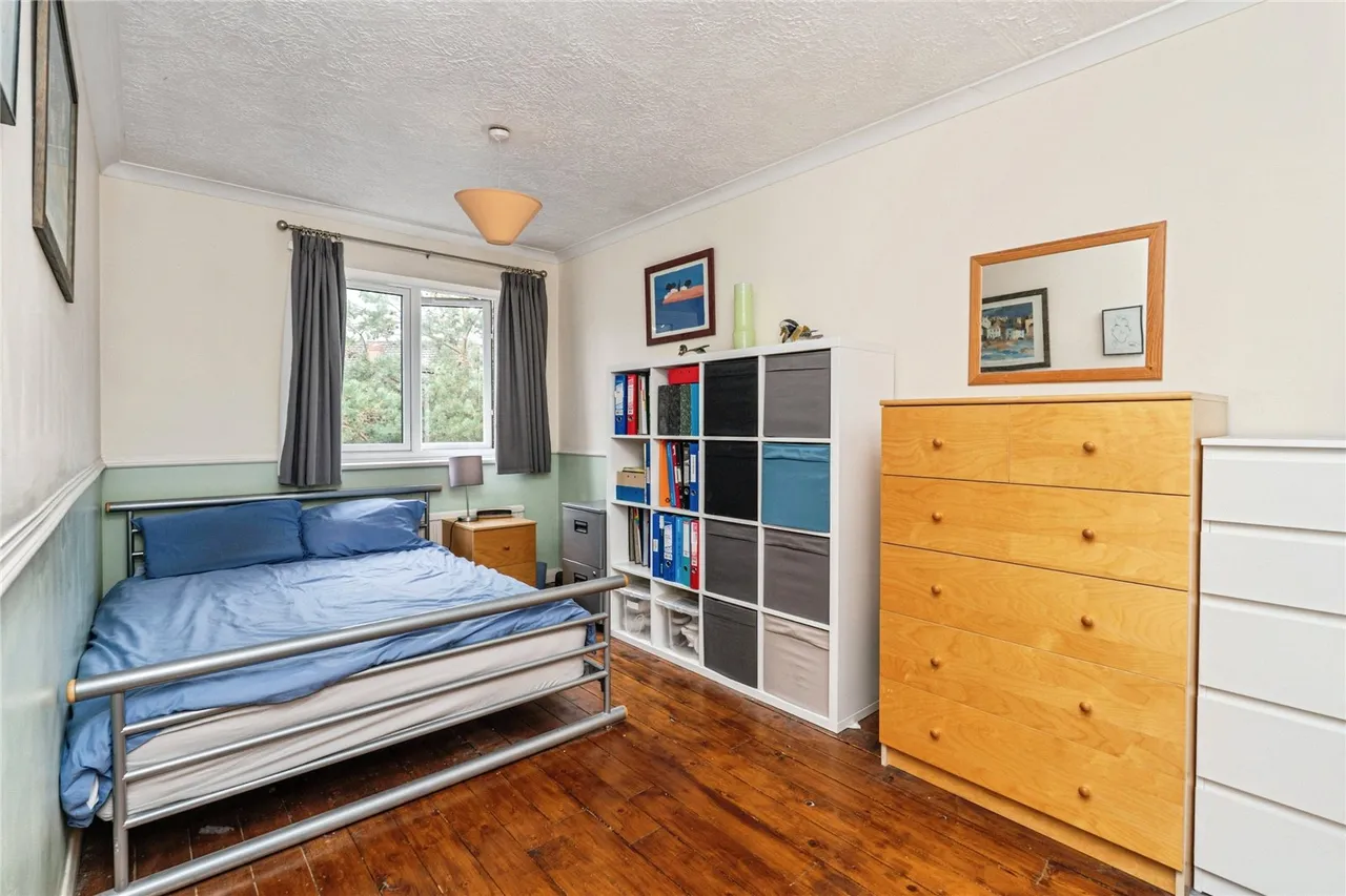 Hawkesworth Drive, Bagshot, Surrey, GU19 5QZ, photo 5