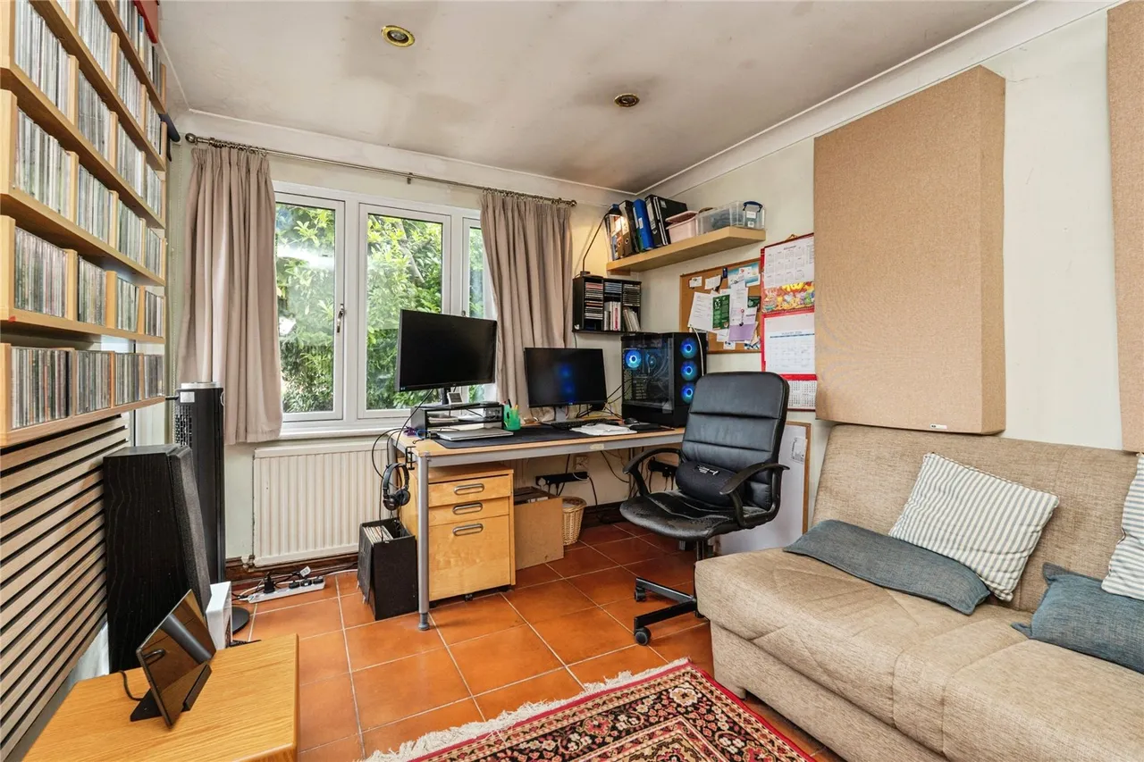 Hawkesworth Drive, Bagshot, Surrey, GU19 5QZ, photo 11