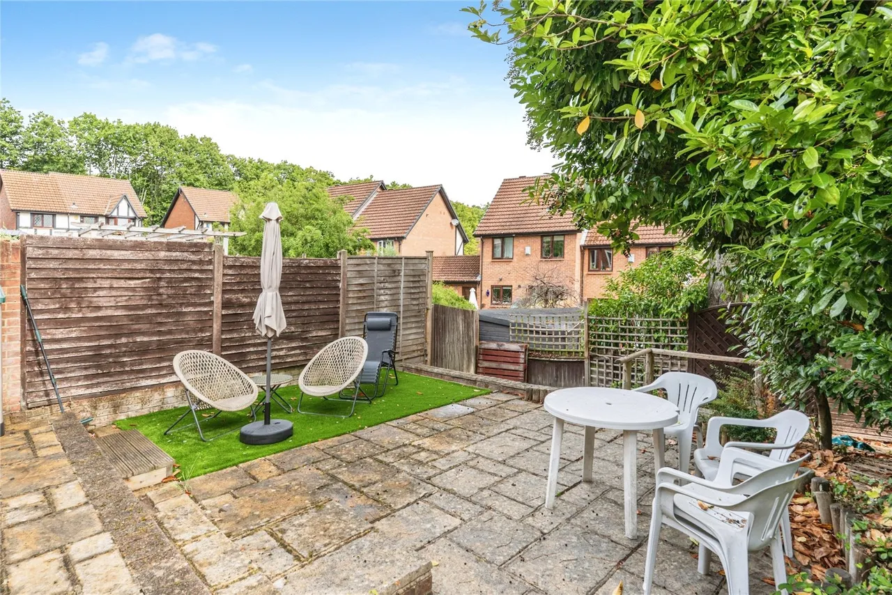 Hawkesworth Drive, Bagshot, Surrey, GU19 5QZ, photo 13