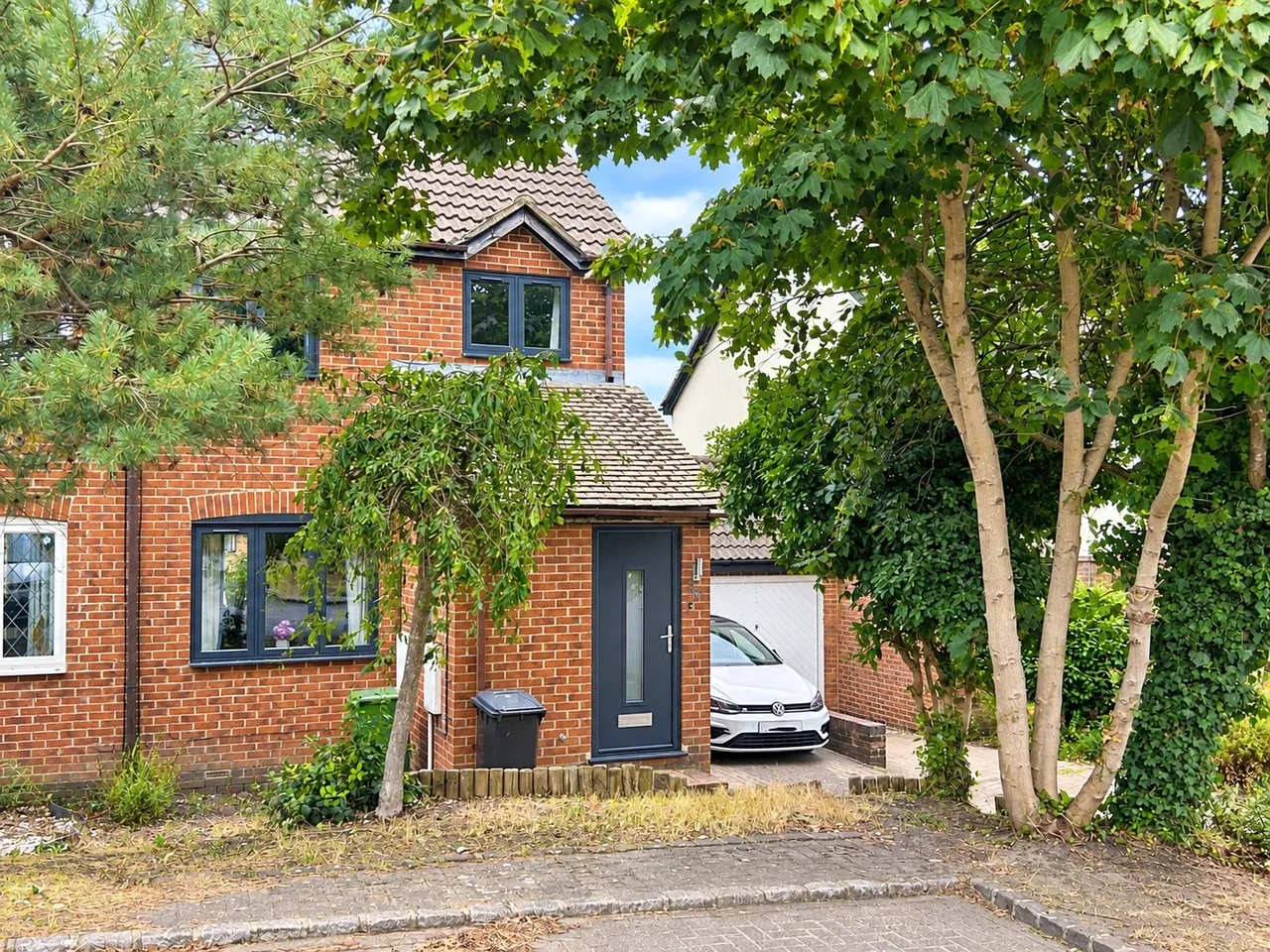 3 bed house for sale — Hawkesworth Drive, Bagshot, Surrey, GU19 5QZ