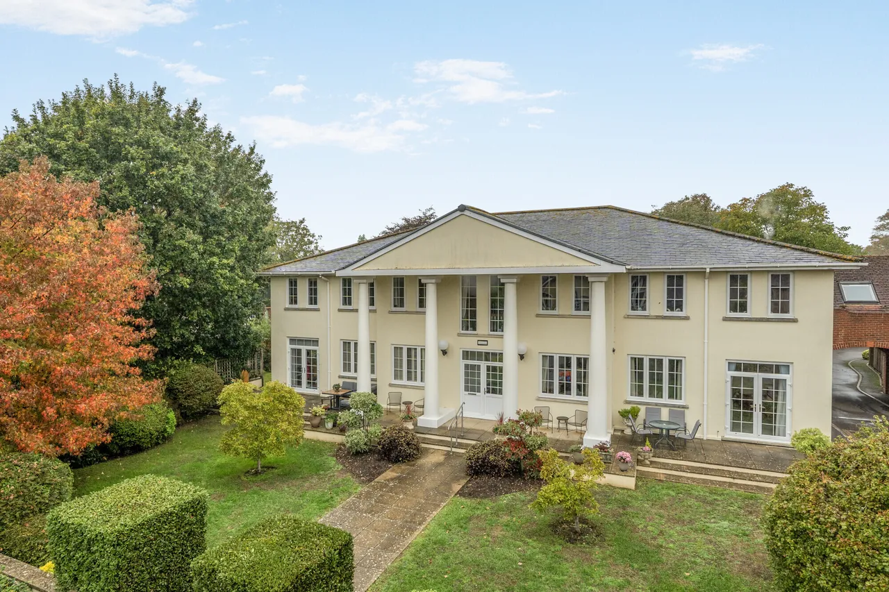 3 bed flat for sale, Tudor Close, Chichester, PO19