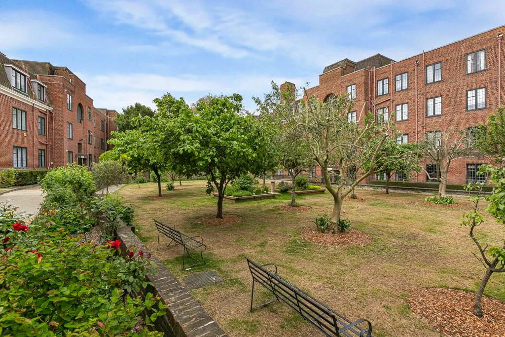 Manor Fields, London, SW15, photo 2