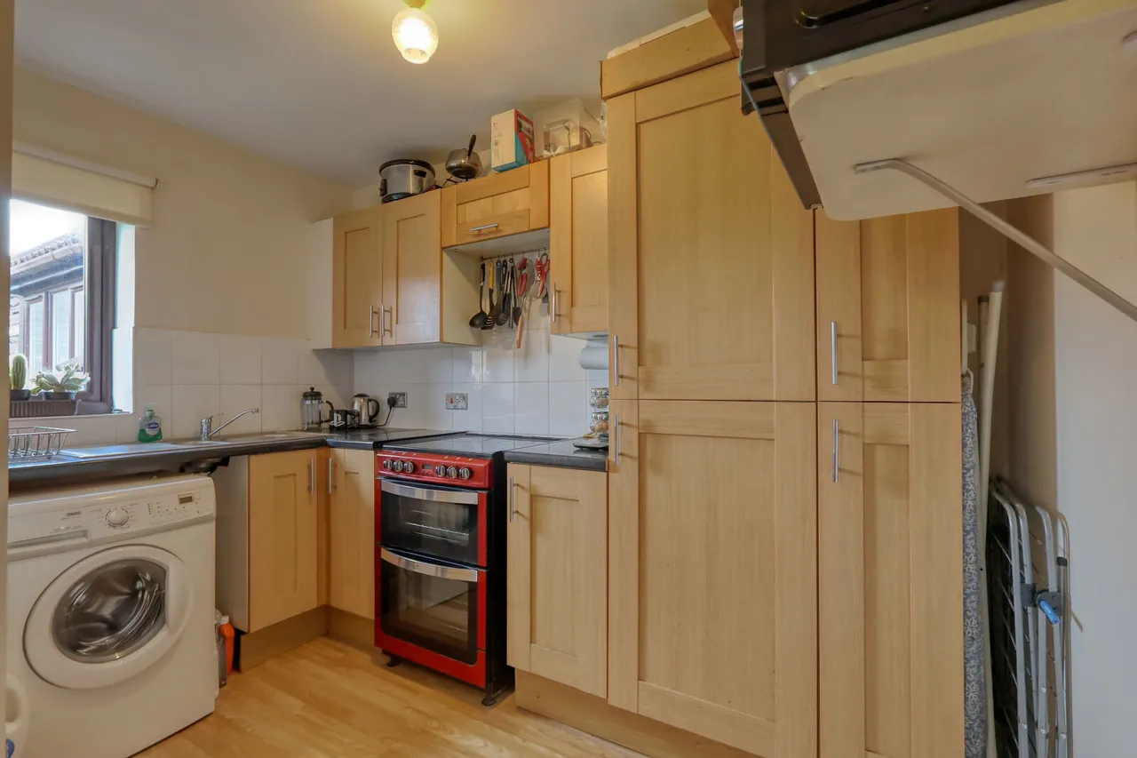St. Georges Court, High Wycombe, HP12, photo 3