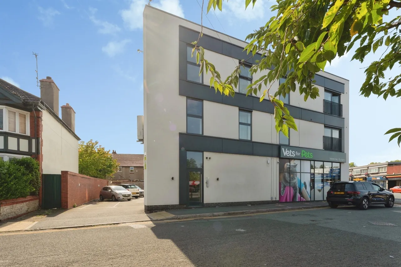 2 bed flat for sale — Elm Road North, Birkenhead