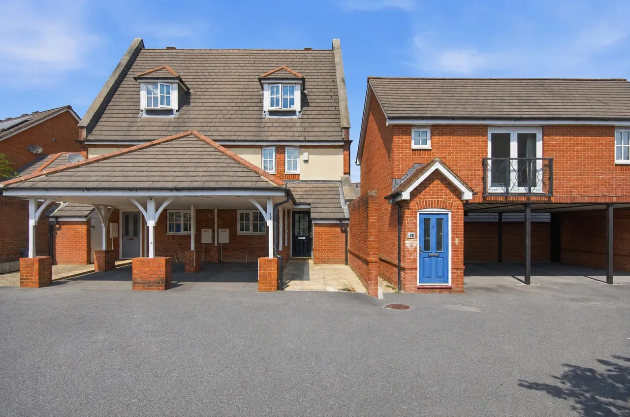 4 bed house for sale — Blossom Close, Andover
