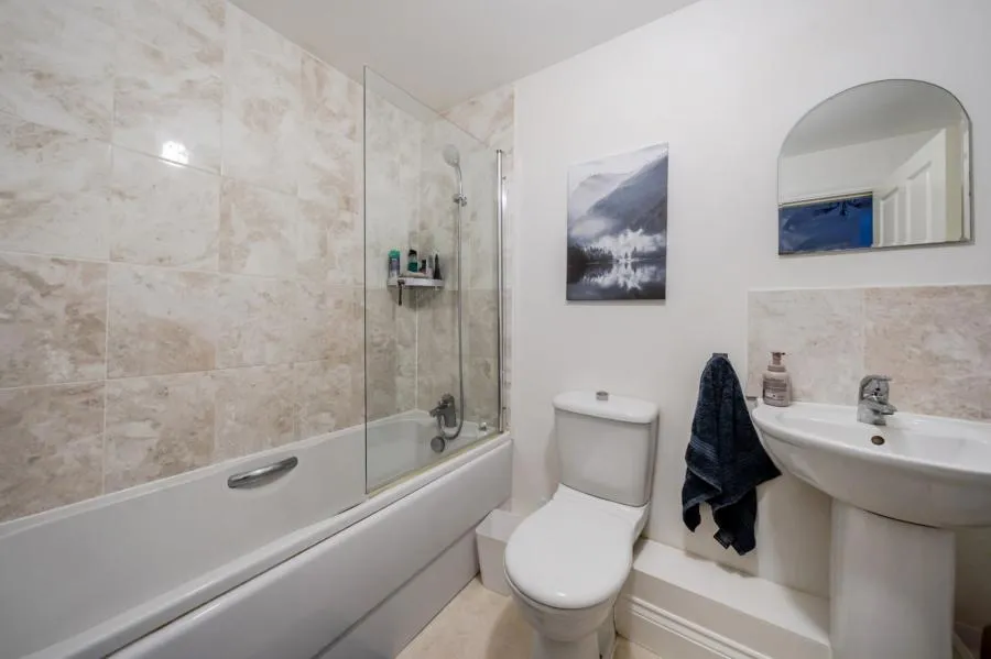 Gomer Road, Bagshot, GU19, photo 11