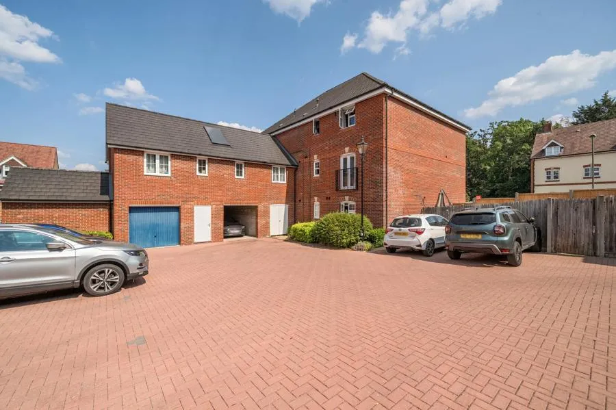 Gomer Road, Bagshot, GU19, photo 17