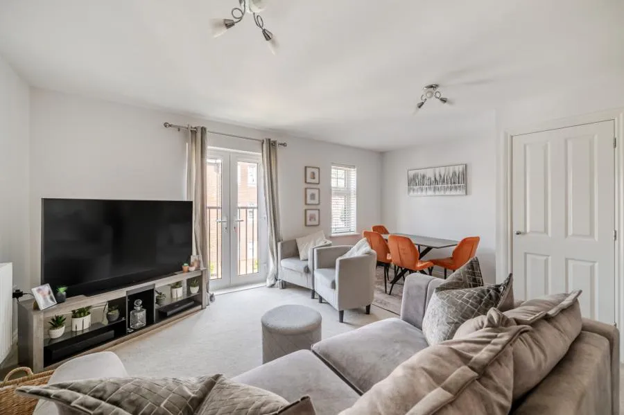 Gomer Road, Bagshot, GU19, photo 5