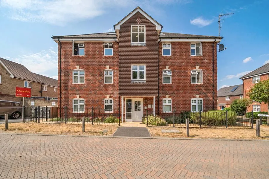 Gomer Road, Bagshot, GU19, photo 13