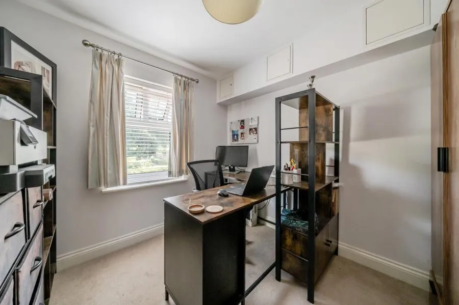 Gomer Road, Bagshot, GU19, photo 9