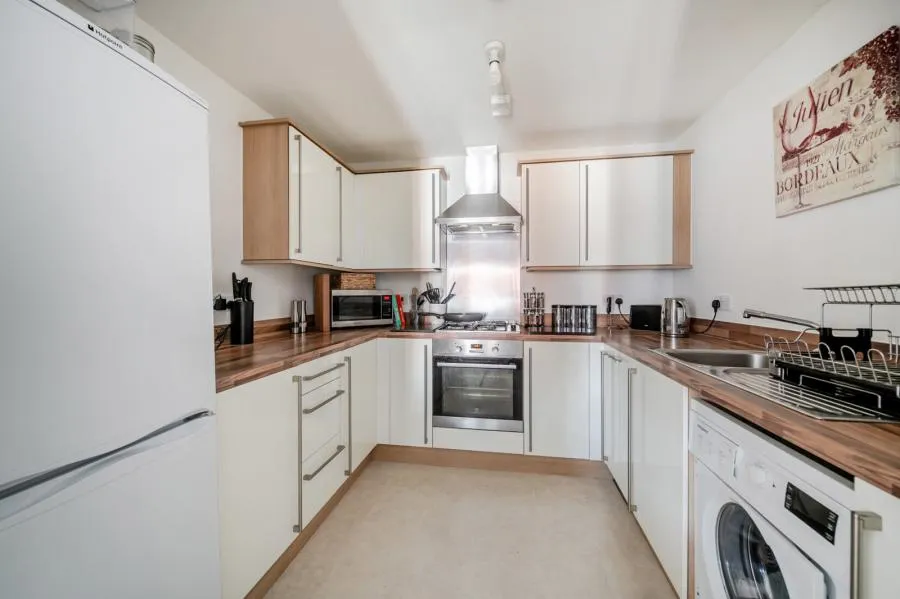 Gomer Road, Bagshot, GU19, photo 6
