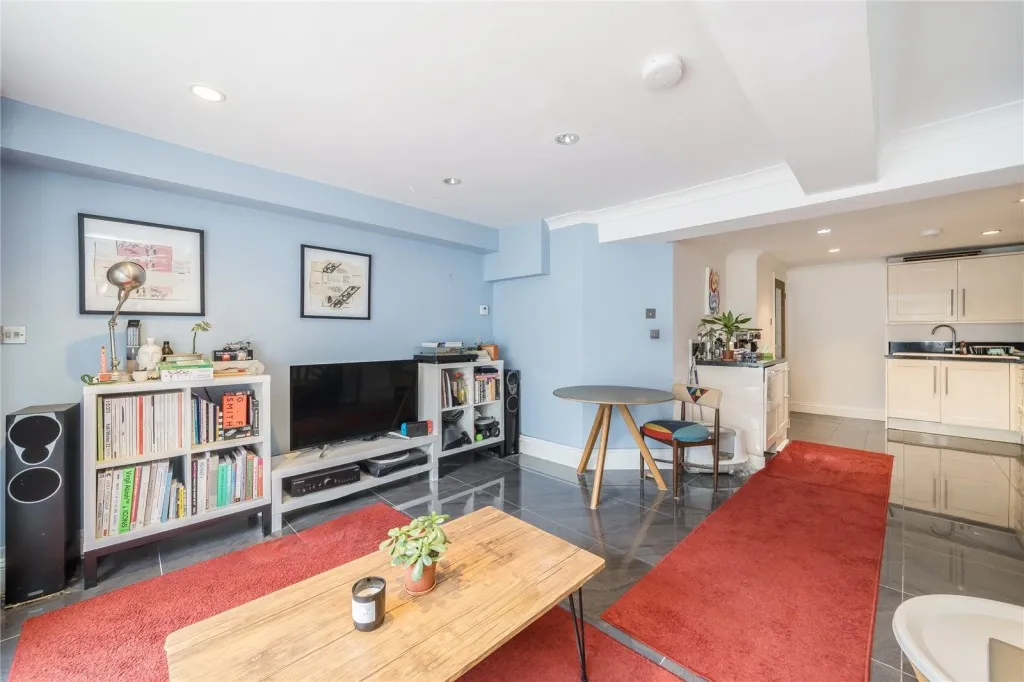 Median Road, E5, photo 7