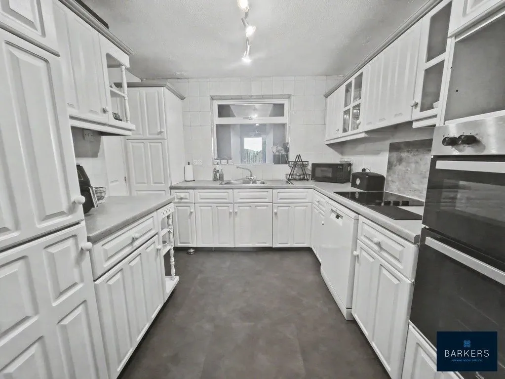 Thorndene Way, Bradford BD4 0SW, photo 5