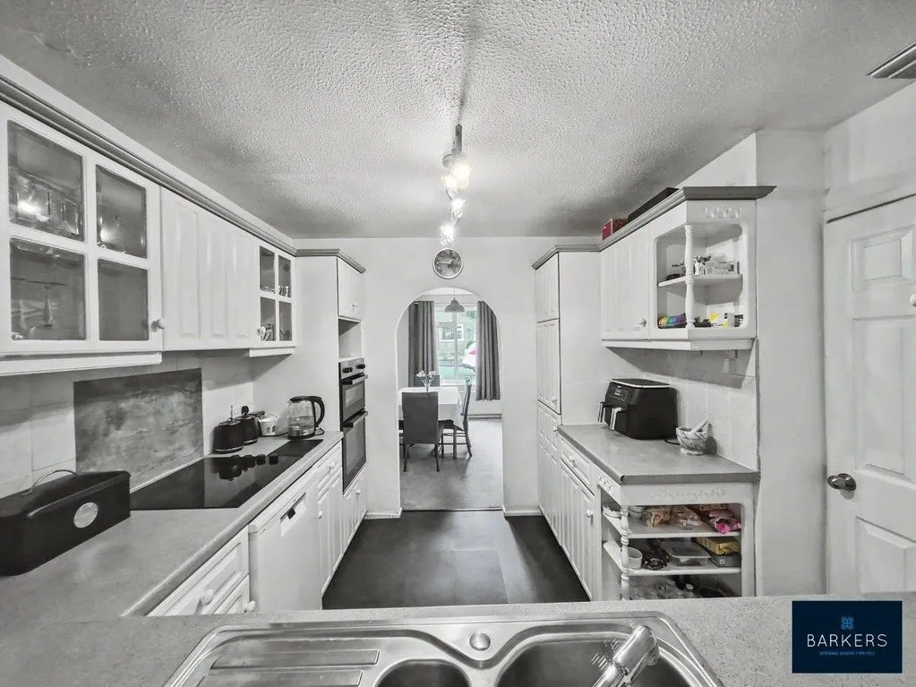 Thorndene Way, Bradford BD4 0SW, photo 4