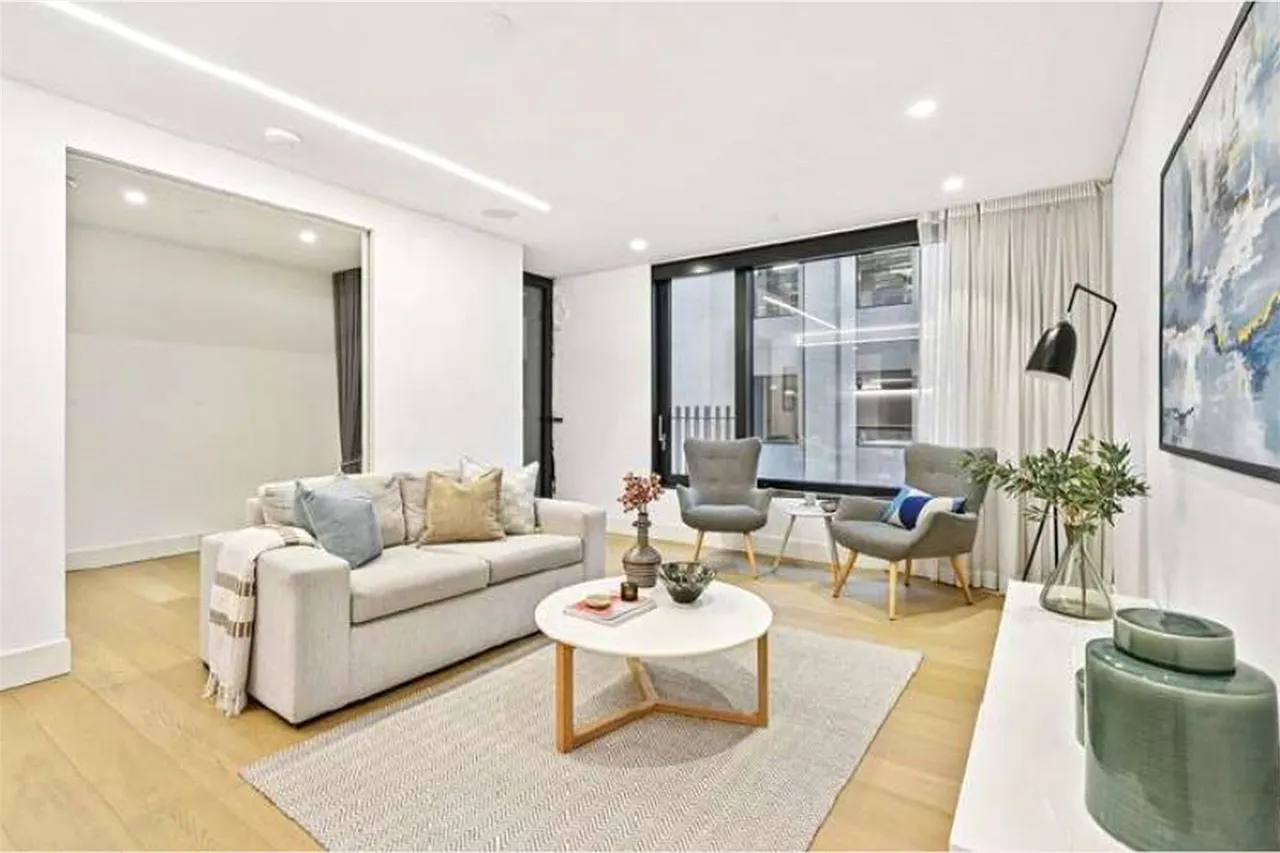 Rathbone Square, Evelyn Yard, W1T, photo 2