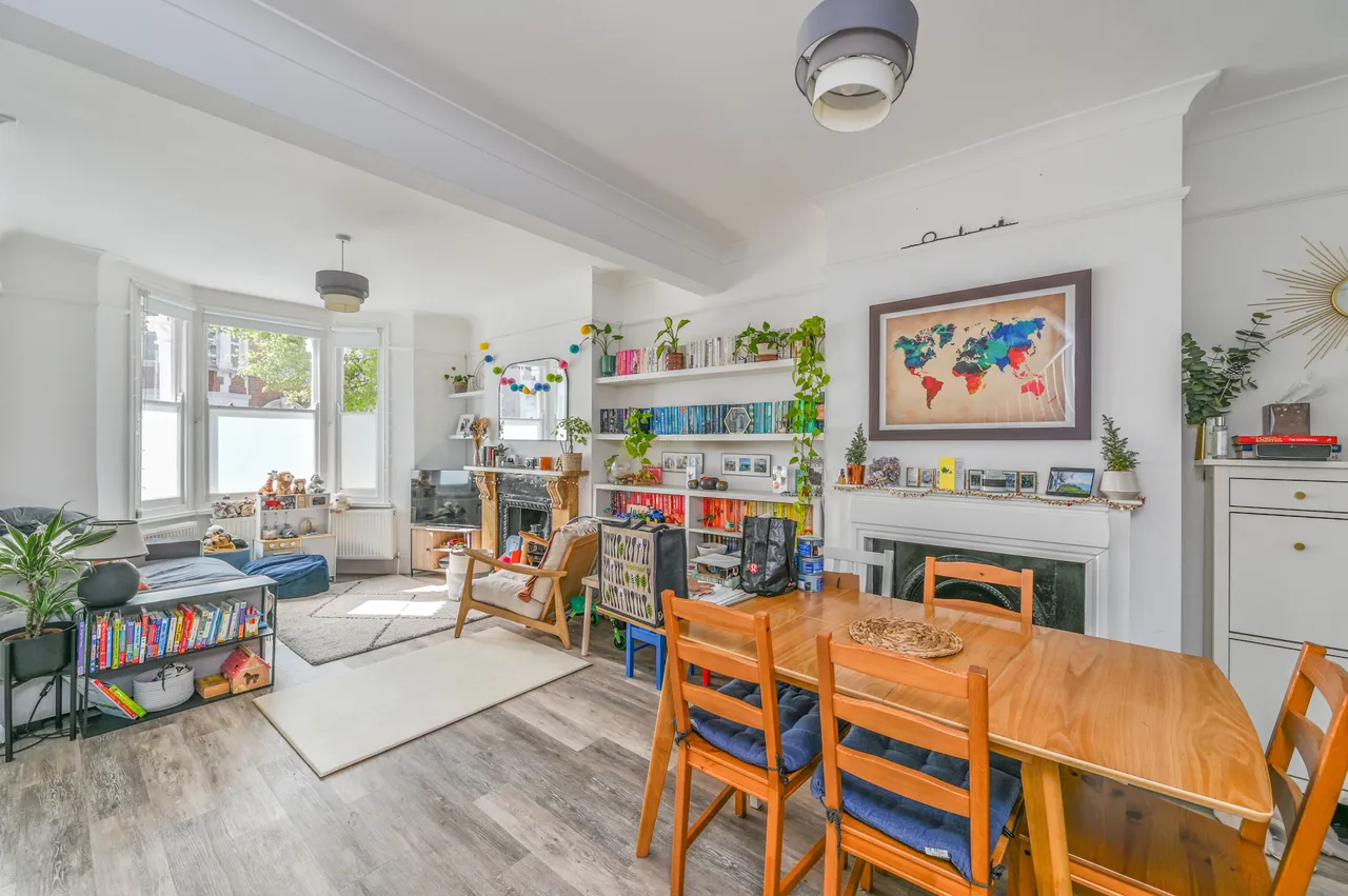 4 bed house to rent — 13 Mossbury Road, London