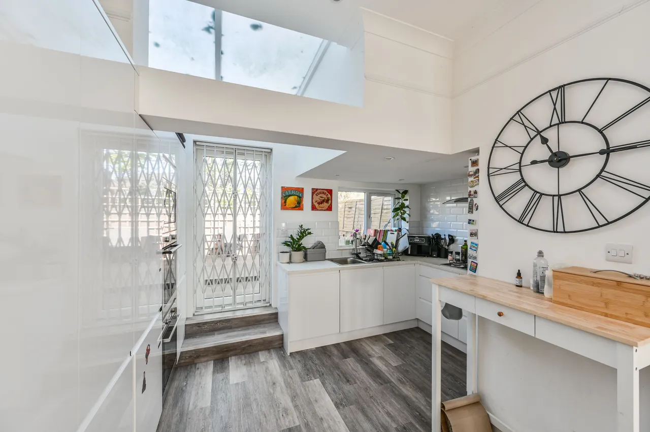 13 Mossbury Road, London, photo 4