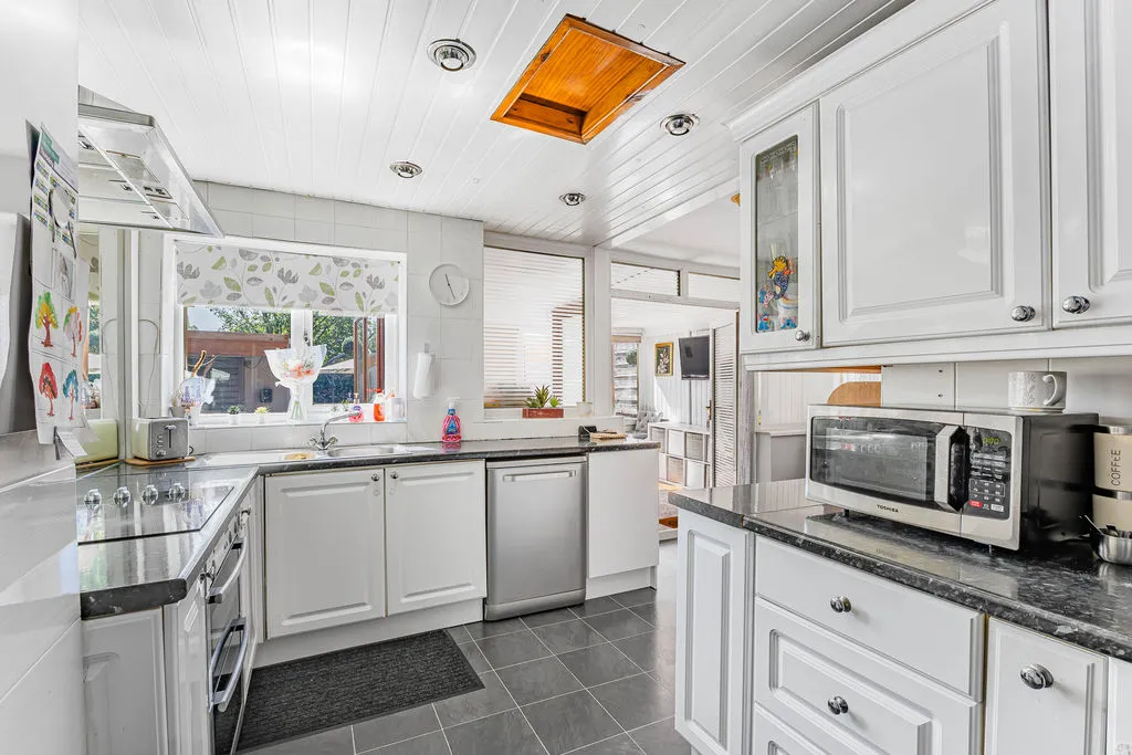 Queensway, Rochdale OL11 2NA, photo 6