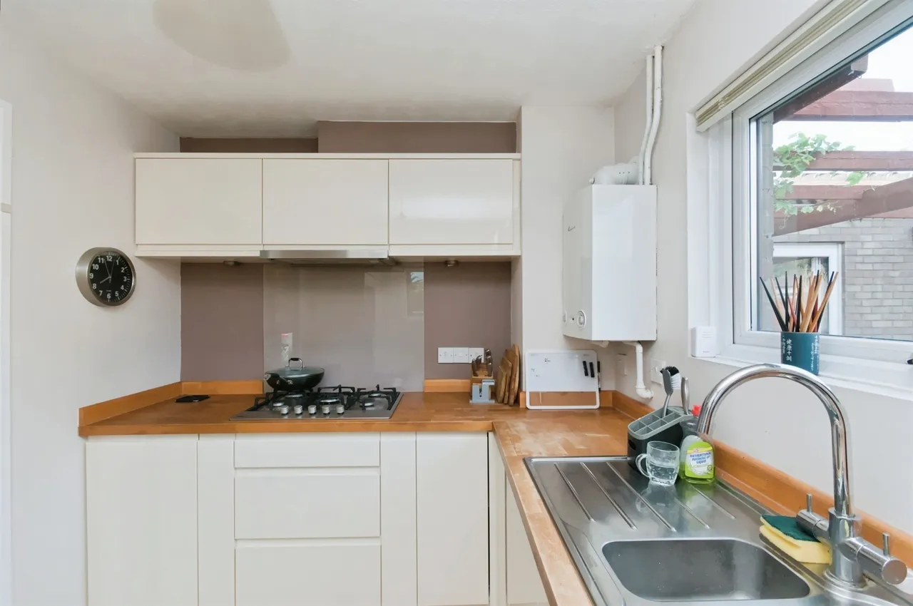 Gardner Close, Eastbourne, photo 3