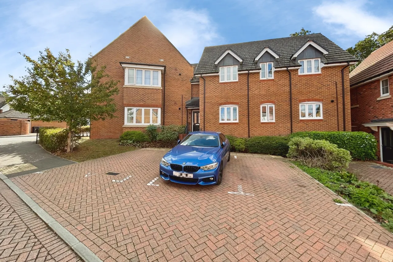 2 bed flat for sale, Lovegrove, Hook, RG27