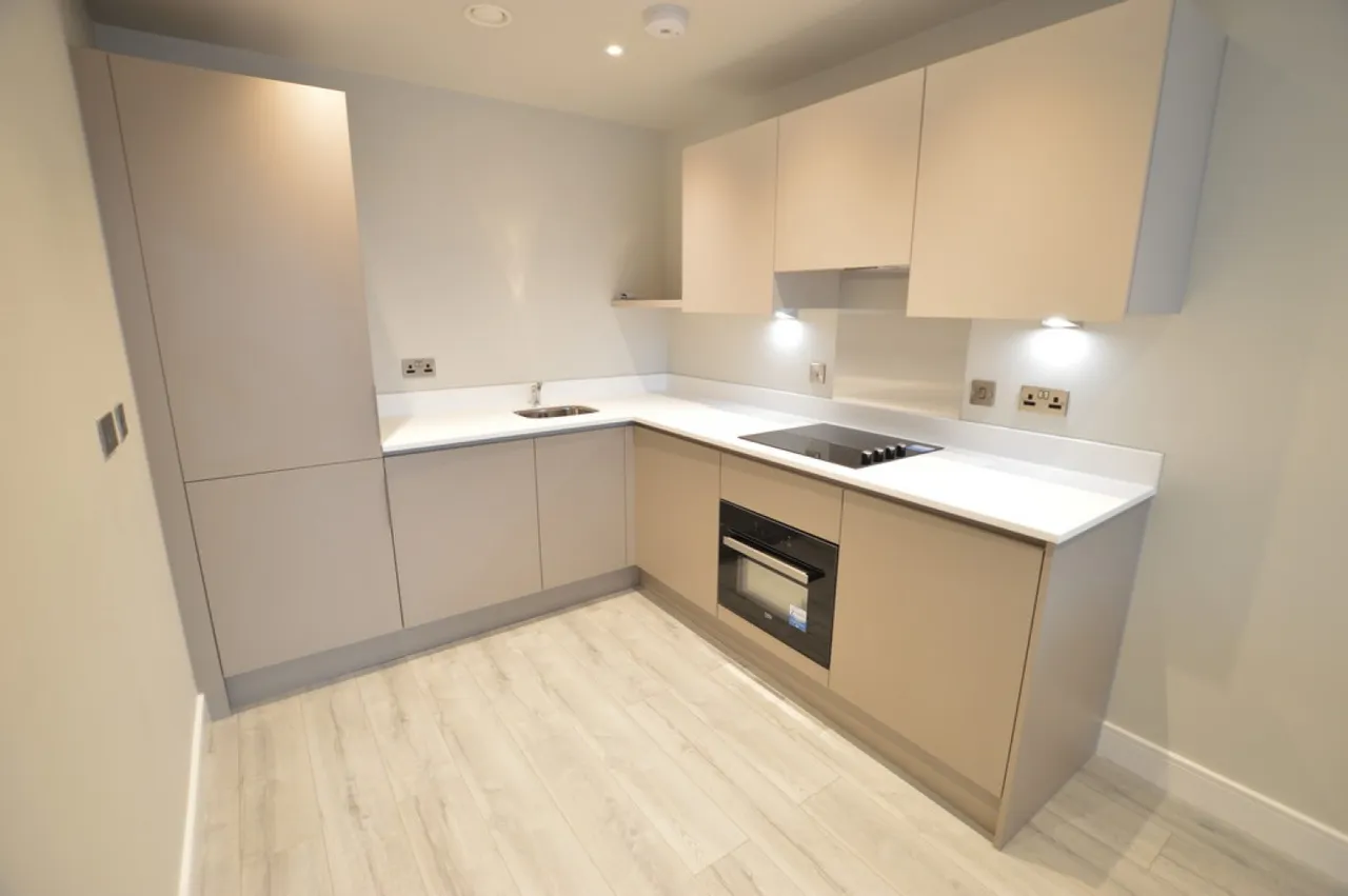 2 bed flat to rent, Petersfield Avenue, Slough, SL2