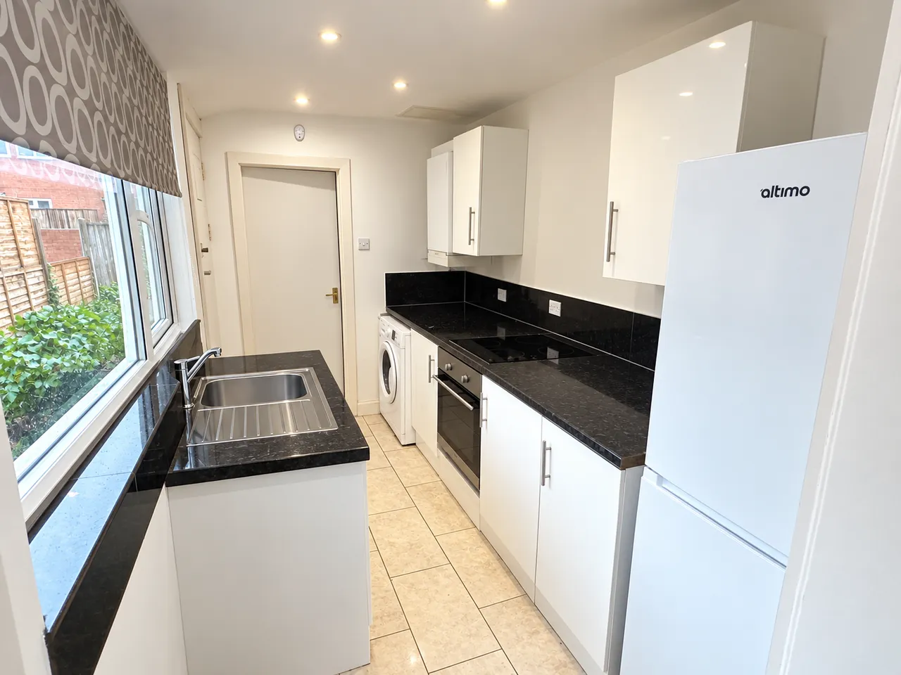 Three Bedroom House, Baggholme, LN2, photo 2