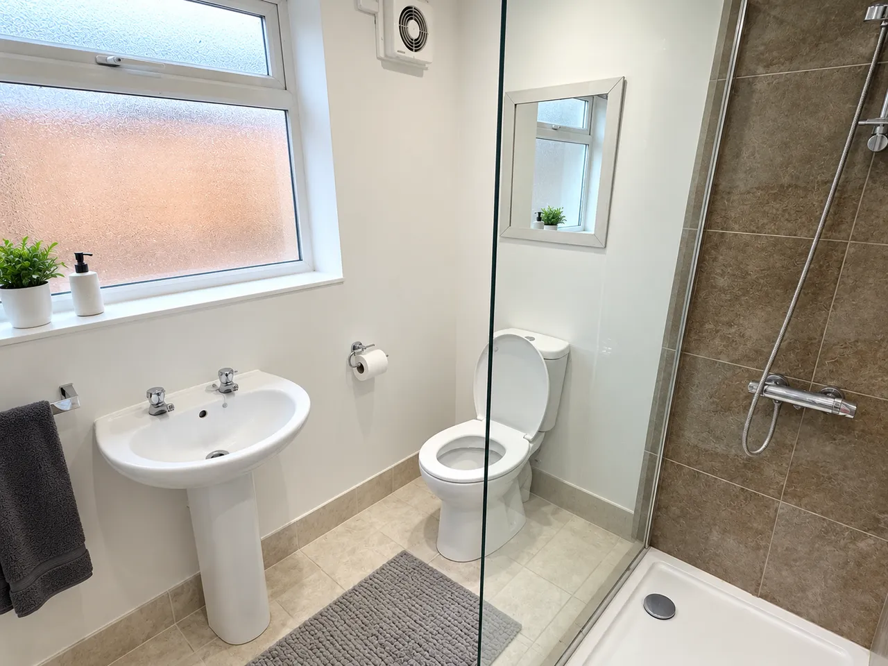 Three Bedroom House, Baggholme, LN2, photo 3
