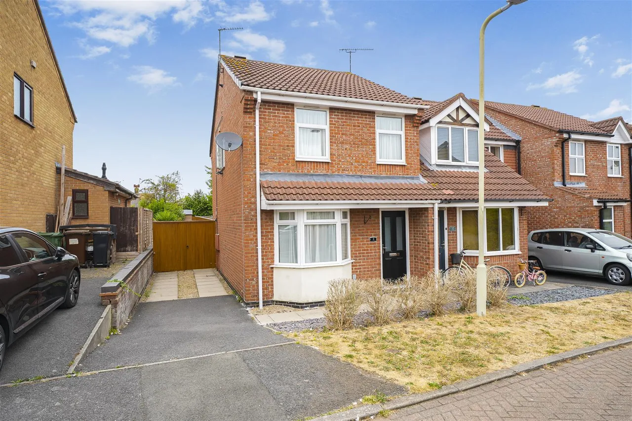 3 bed house for sale, Lilac Close, Loughborough