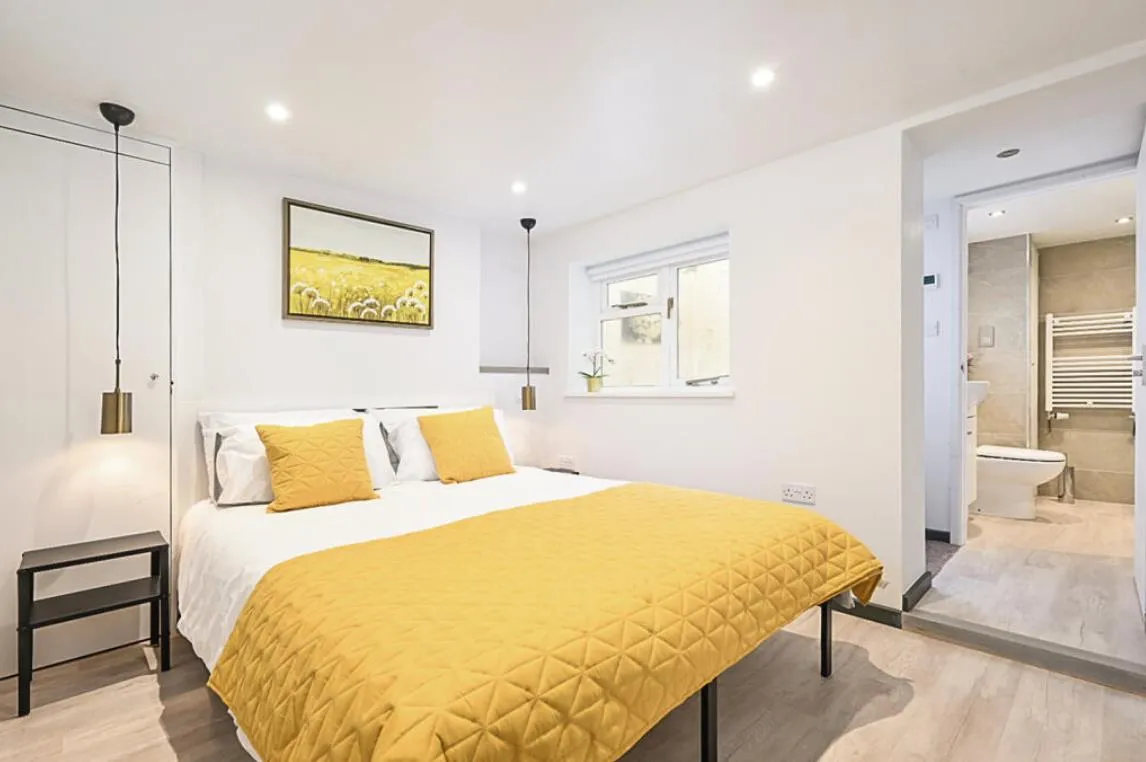 2 bed flat to rent — Mendora Road, London