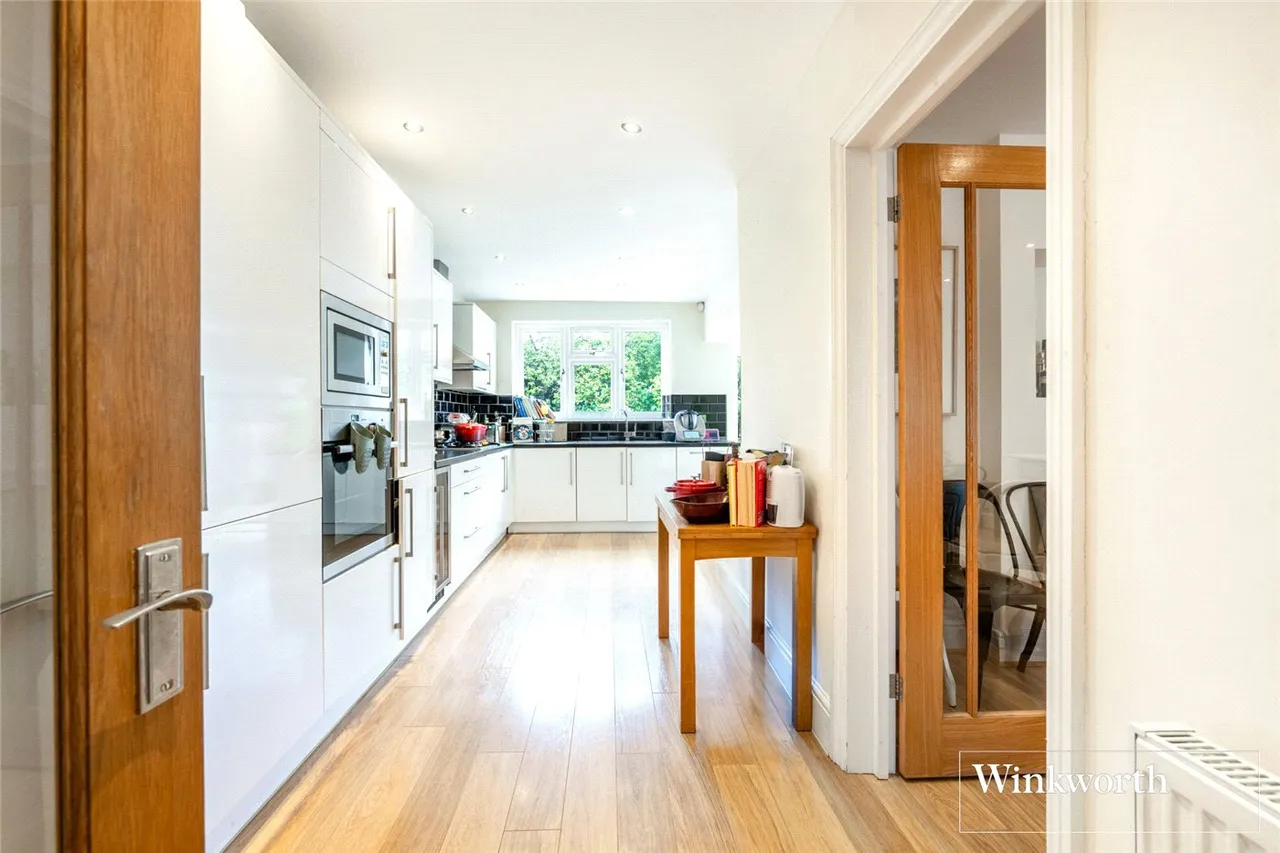 Sandringham Gardens, North Finchley, London, N12, photo 6