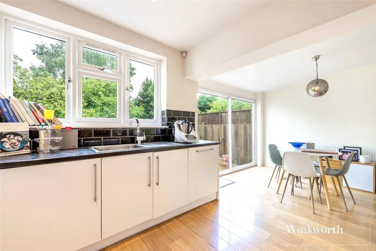 Sandringham Gardens, North Finchley, London, N12, photo 8